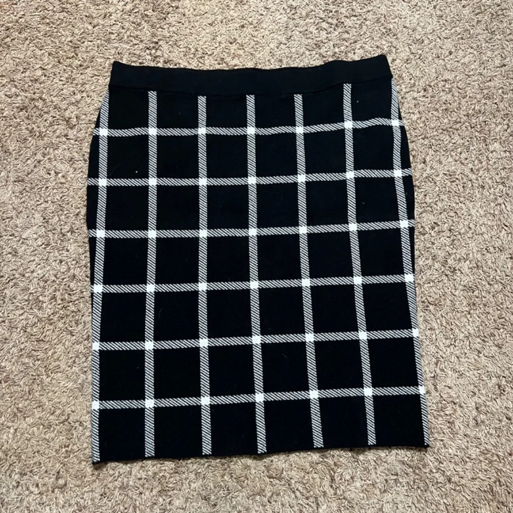 Torrid Black & White Plaid Jacquard Midi Pencil Skirt – Size 5